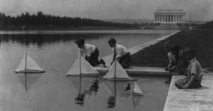 Children played with sailboats in the shadow of the Lincoln Memorial (Photo courtesy Library of Congress)