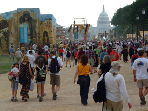 Visitors at the 2002 Smithsonian Folklife Festival. (Jeff Tinsley/Smithsonian)