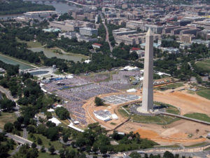 Aerial photograph of the crowd who attended the dedication of the World War II Memorial. (Credit: National Park Service)
