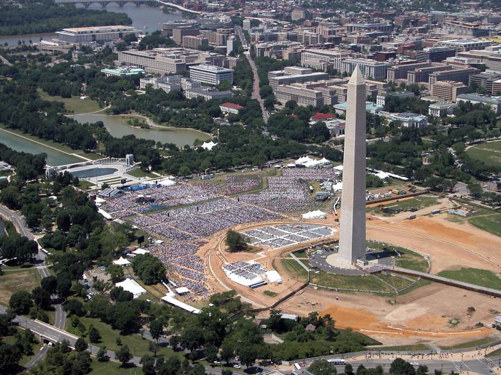 Aerial photograph of the crowd who attended the dedication of the World War II Memorial. (Credit: National Park Service)