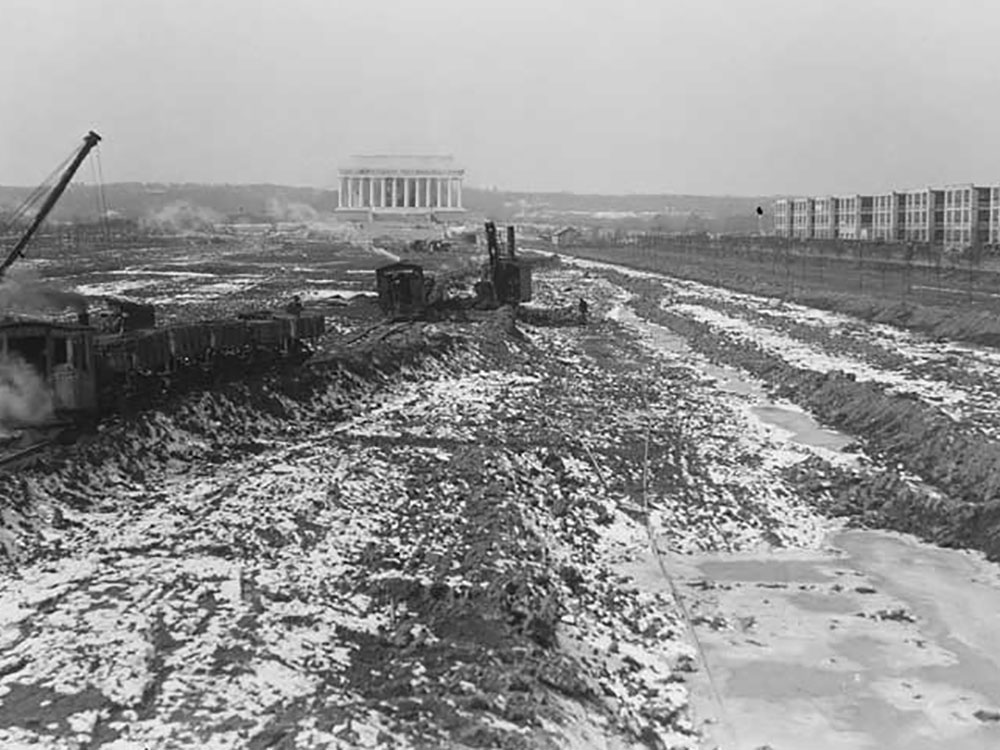 Lincoln Memorial's Reflecting Pool under construction (Library of Congress)