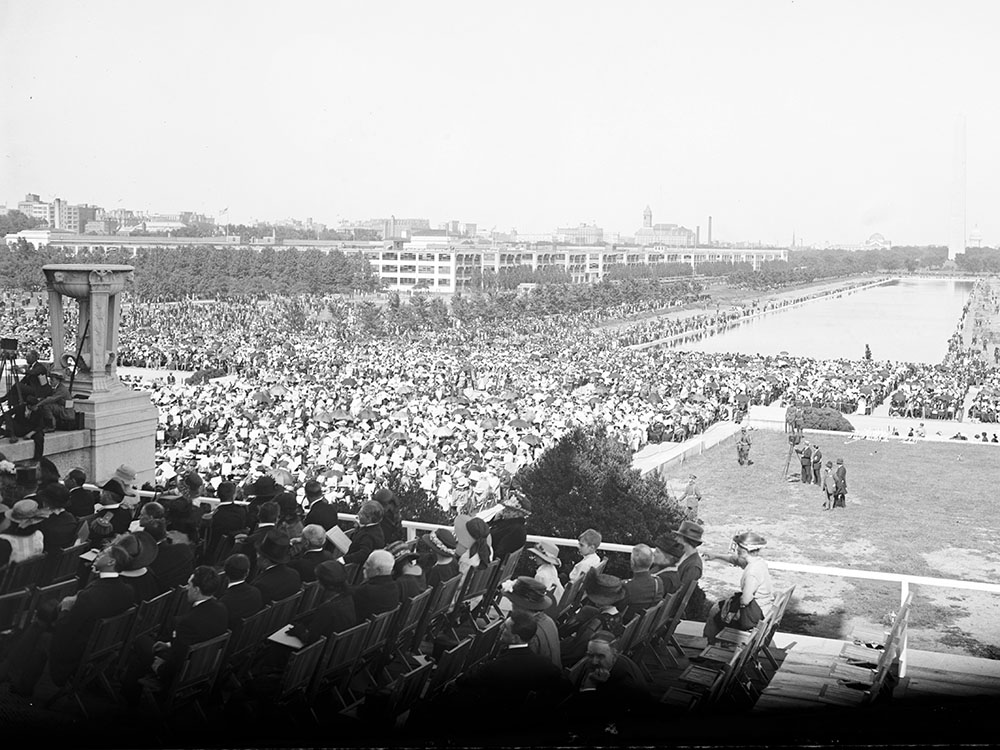 Lincoln Memorial Dedication view of gathered crowd (Library of Congress)